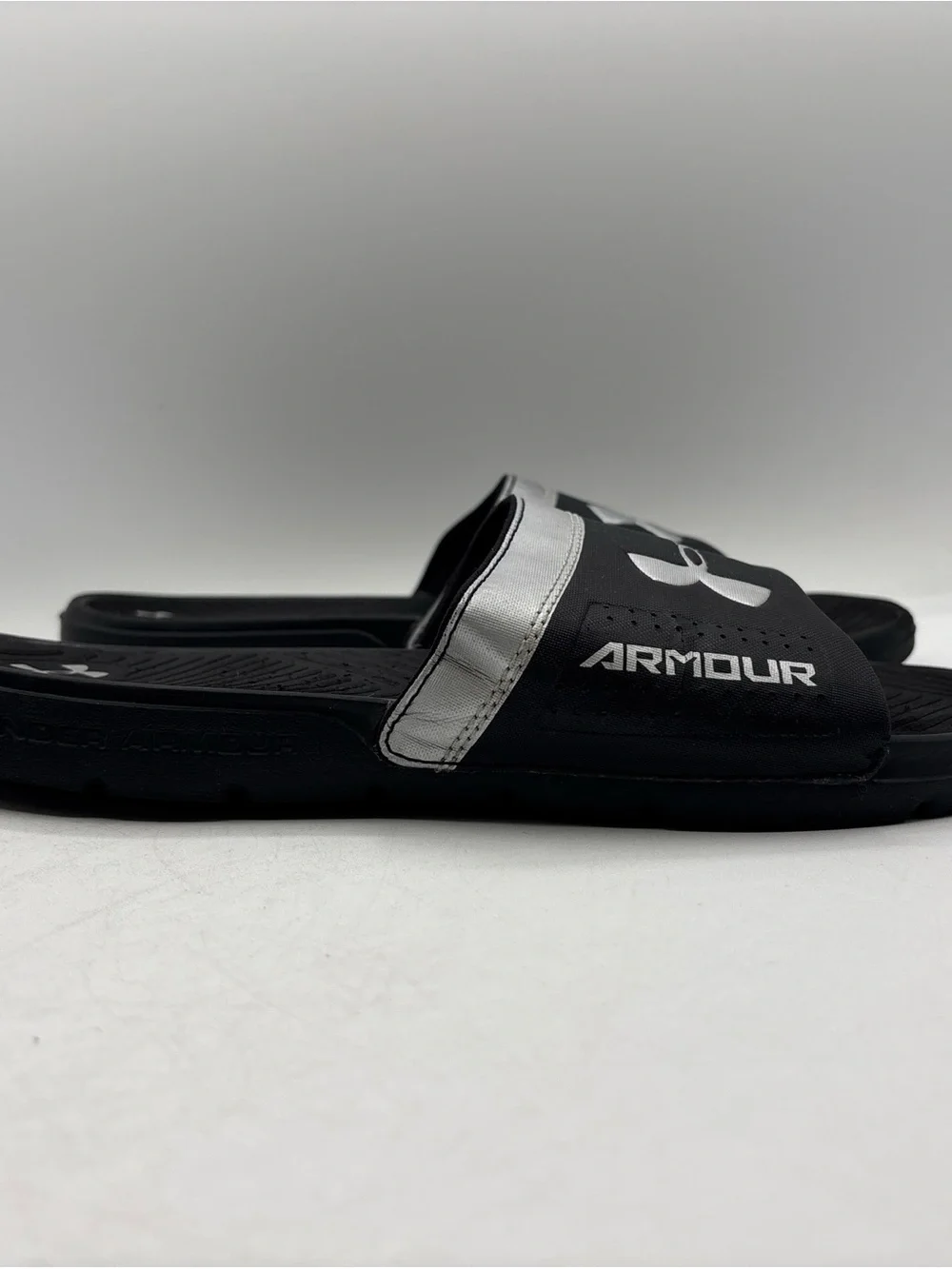 Under Armour UA Playmaker VI Slides Men’s Size 10 Black Silver Athletic Recovery
